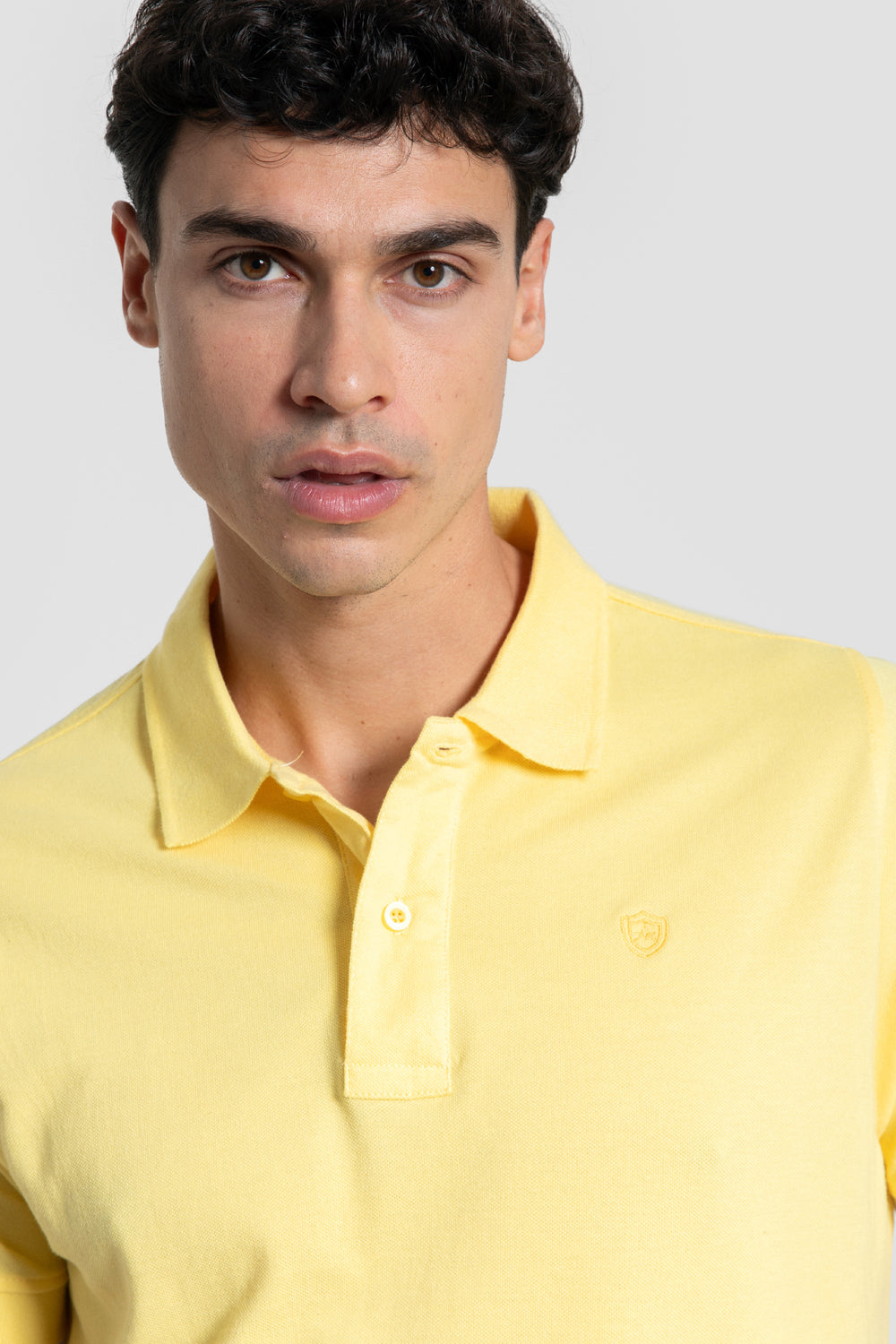 Polo piqué écusson jaune SKU 0.27365