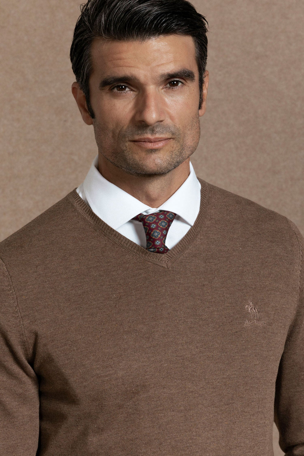 Jersey Cuello Pico Marrón - Raíces SKU 0.32017