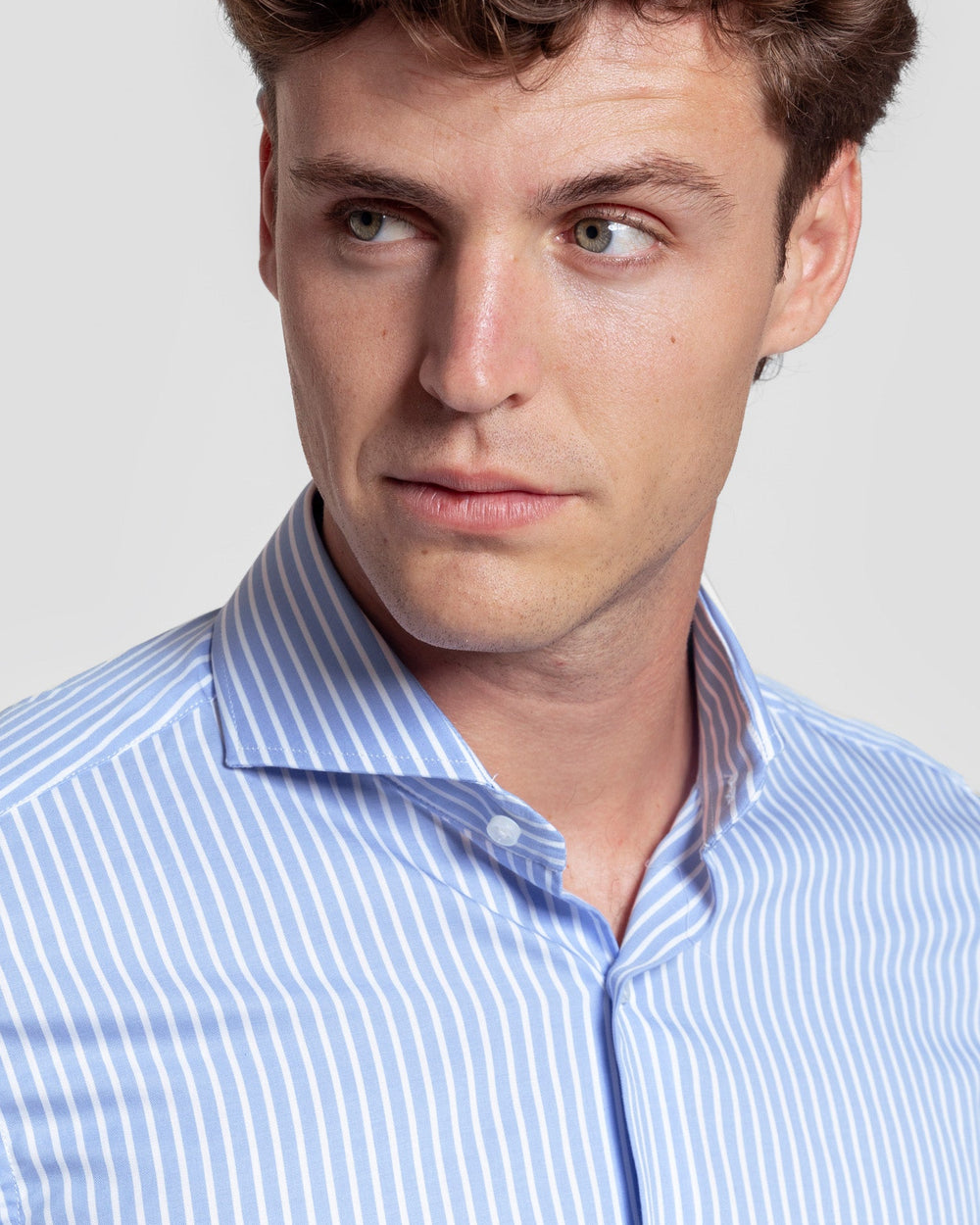 Chemise habillée bleu clair à rayures moyennes, référence 0.32184