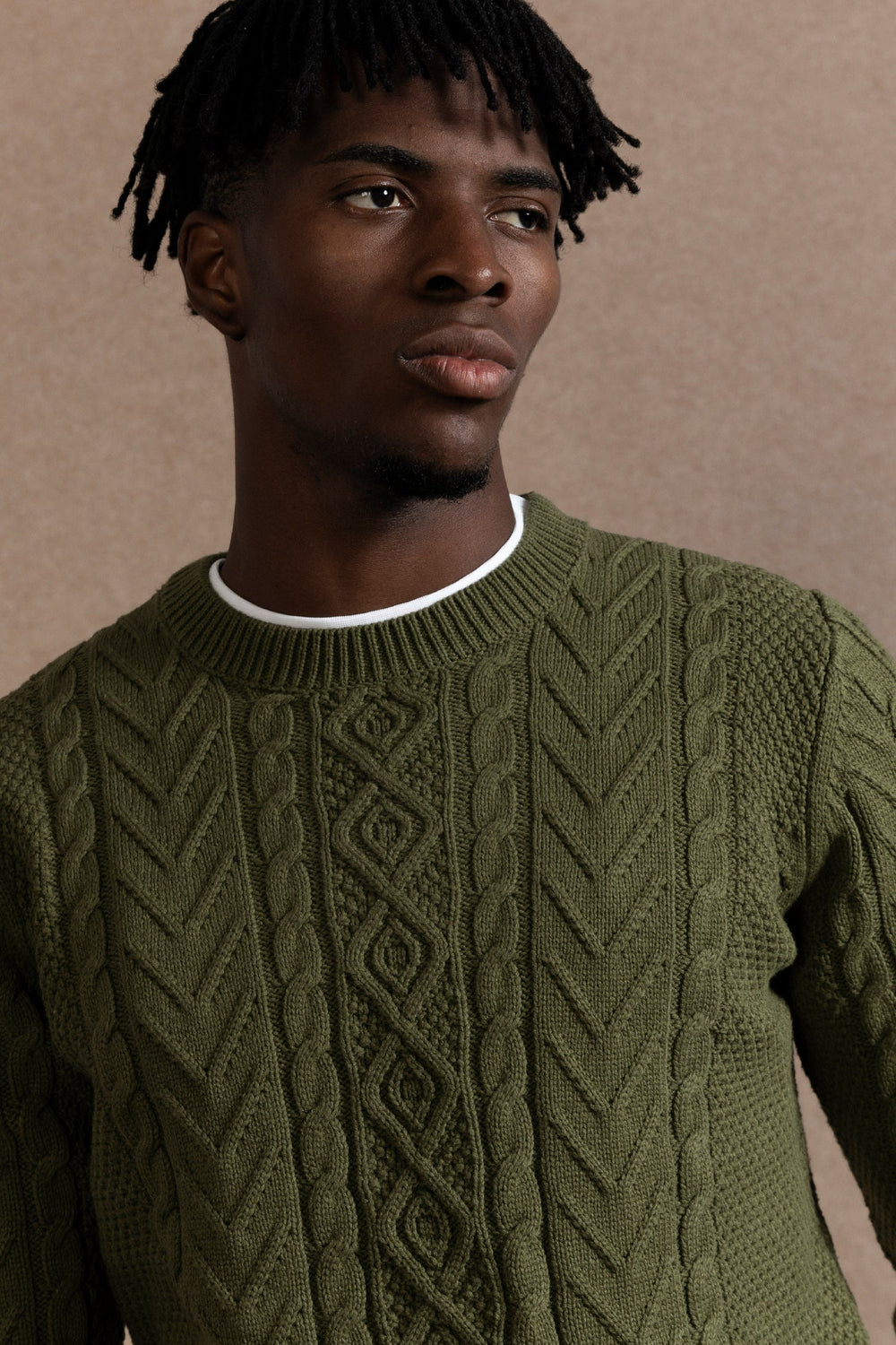 Jersey Punto Trenzado Cuello Redondo Oliva SKU 0.32255