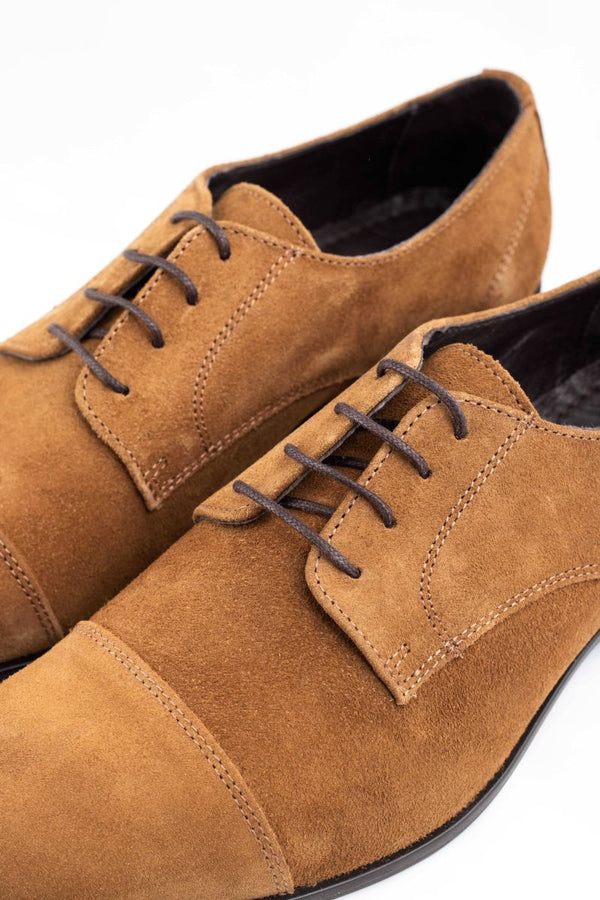 SAPATO CLÁSSICO DE CAMURÇA COM CADARÇO CAMEL SKU 0,24355