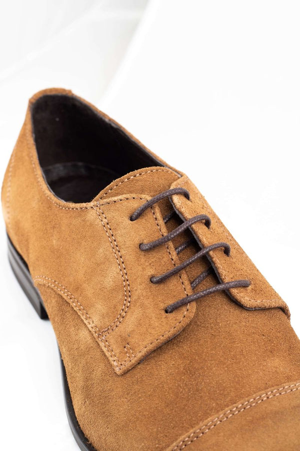 SAPATO CLÁSSICO DE CAMURÇA COM CADARÇO CAMEL SKU 0,24355